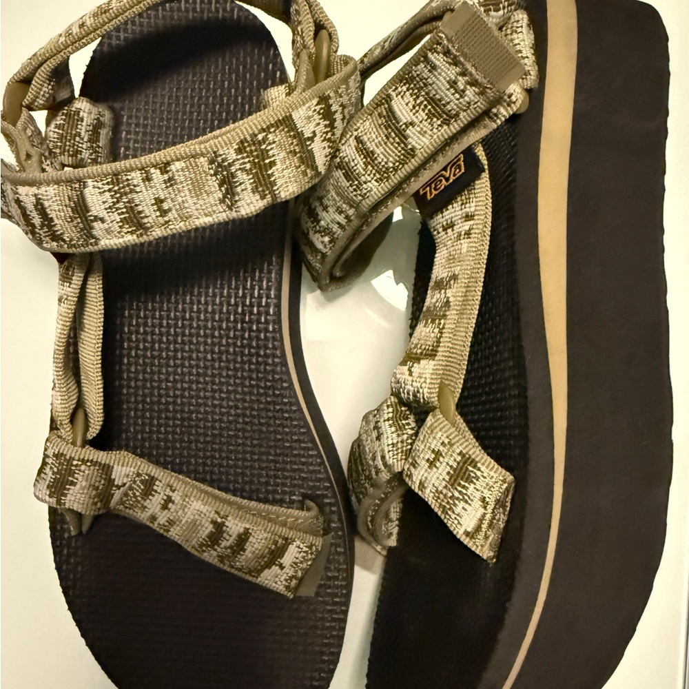 Teva Iridescence Olive size 7